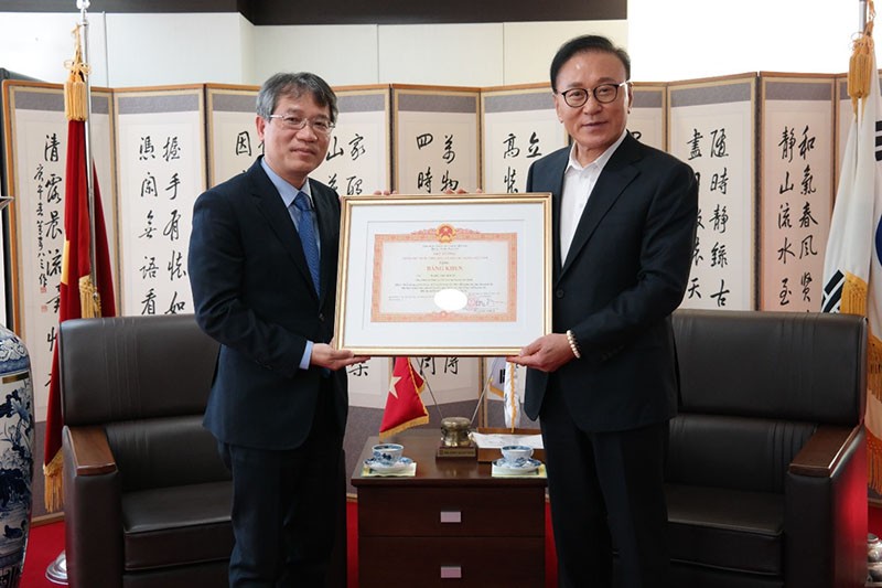 Honorary Consul General of Vietnam in RoK presented PM’s certificate of merit